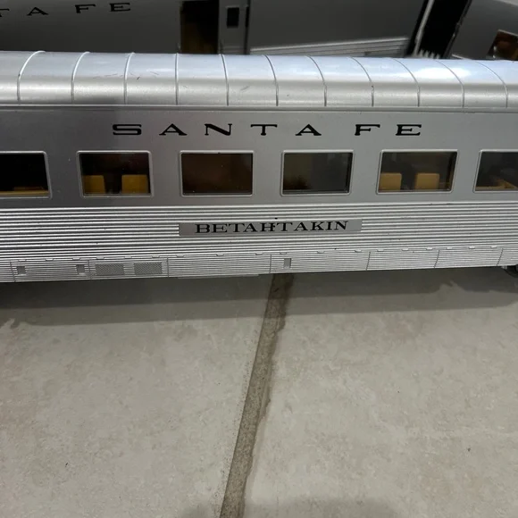 Vintage Model electric Train Set with Assorted Cars - Picture 9 of 9